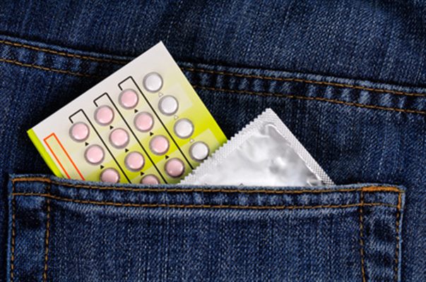 Premier rapport sexuel: avec ou sans préservatif ?