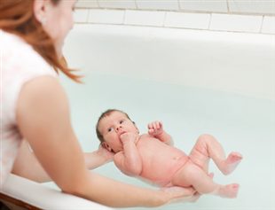 pourquoi savonner bebe hors de eau
