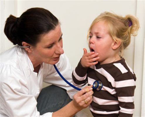 Toux chez l'enfant : symptômes, traitement, définition ...