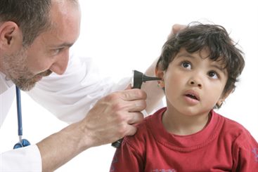 Examen Rapproché De L'oreille De L'enfant Avec Visite D'otoscopie