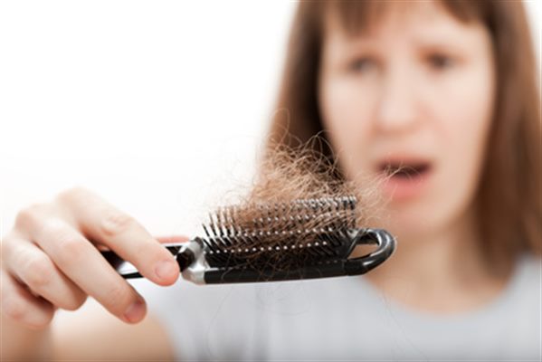 chute de cheveux, perte de cheveux : symptômes, traitement ...