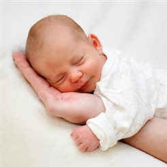 Developpement Psychomoteur Bebe 3 A 9 Mois Lui Permettra A 9 Mois De Se Tenir Assis De Se Tenir Debout Avec Un Appui Et De Passer Des Objets D Une Main A L Autre