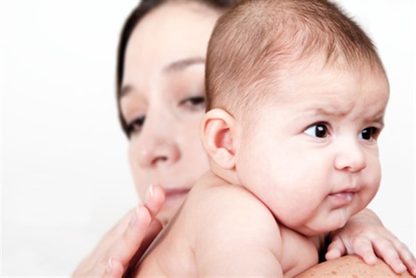 Rots, le hoquet, le ballonnement abdominal du bébé